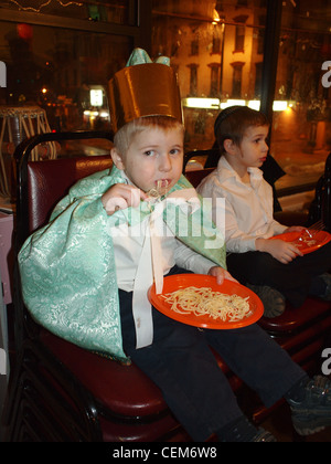 Chassidische Juden Chabad Lubavitch Zweig und deren Freunde feiern das Fest des Purim, Brooklyn, New York Stockfoto