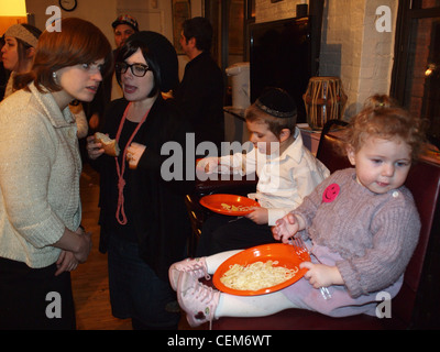 Chassidische Juden Chabad Lubavitch Zweig und deren Freunde feiern das Fest des Purim, Brooklyn, New York Stockfoto