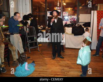 Chassidische Juden Chabad Lubavitch Zweig und deren Freunde feiern das Fest des Purim, Brooklyn, New York Stockfoto