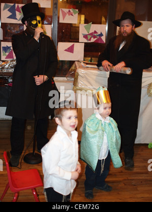 Chassidische Juden Chabad Lubavitch Zweig und deren Freunde feiern das Fest des Purim, Brooklyn, New York Stockfoto