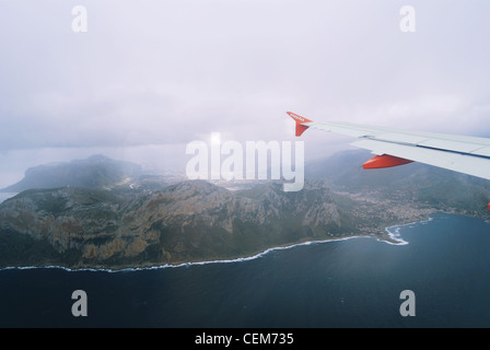 Foto aus dem Flugzeug Landung Palermo, Sizilien, Italien - Easyjet Flug nach Sizilien - Blick auf die Insel von oben gerissen Stockfoto