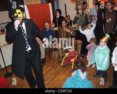 Chassidische Juden Chabad Lubavitch Zweig und deren Freunde feiern das Fest des Purim, Brooklyn, New York Stockfoto