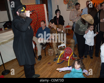 Chassidische Juden Chabad Lubavitch Zweig und deren Freunde feiern das Fest des Purim, Brooklyn, New York Stockfoto