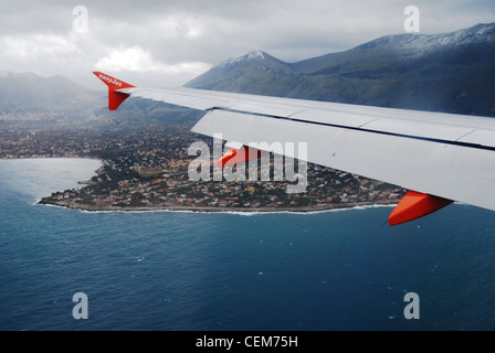 Foto aus dem Flugzeug Landung Palermo, Sizilien, Italien - Easyjet Flug nach Sizilien - Blick auf die Insel von oben gerissen Stockfoto