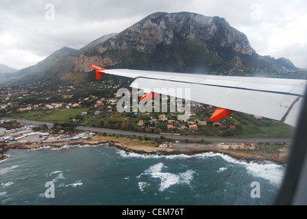 Foto aus dem Flugzeug Landung Palermo, Sizilien, Italien - Easyjet Flug nach Sizilien - Insel genommen. Airplace absteigend zum Flughafen Palermo Stockfoto