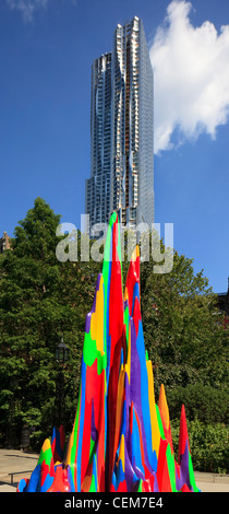 Ein bunten Hügel geformte Skulptur in einem downtown Manhattan Park mit höchsten Gebäude der westlichen Hemisphäre als Hintergrund Stockfoto