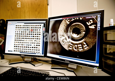 Daten zur Identifizierung von den Rücken von zwei Patronenhülsen von einem Tatort werden über ein Mikroskop Vergleich gegenübergestellt. Stockfoto