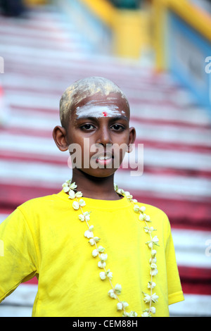 Junge auf Stufen des Batu Caves während Thaipusam hinduistische Festivals in der Nähe von Kuala Lumpur. Stockfoto