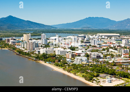 Blick entlang der Esplanade zu zentralen Geschäftsviertel. Cairns, Queensland, Australien Stockfoto