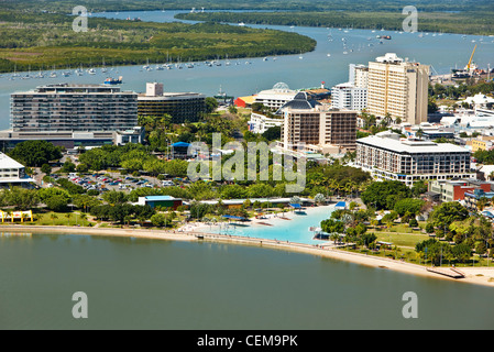 Luftaufnahme des Esplanade Lagune und dem Stadtzentrum entfernt. Cairns, Queensland, Australien Stockfoto