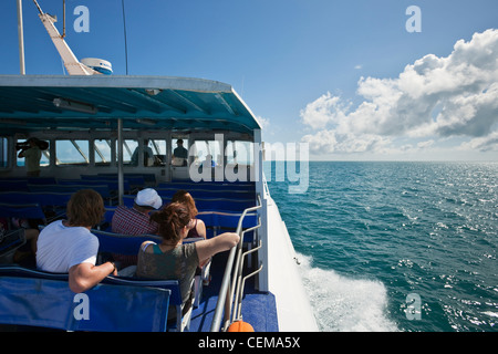 Touristenboot aufbrechen, um Green Island vor der Küste von Cairns, Queensland, Australien Stockfoto