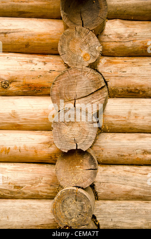 Blockhaus aus Holz gemacht, der Baumstamm Wand Closeup Hintergrund Hintergrund Stockfoto