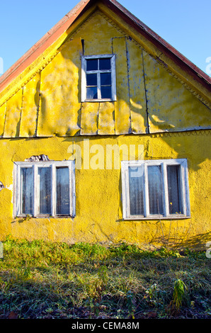 Alten Landleben homestead gelbe Wand des Hauses und Fenster. Stockfoto