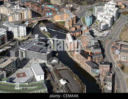 Luftaufnahme des Flusses Aire in Leeds, der am Leeds Dock und dem Royal Armouries Museum vorbeiführt Stockfoto