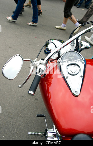 Choper glänzend Motorrad Tachometer Rad rot-Tank. Passanten Straße Fuß. Stockfoto