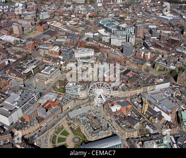 Luftaufnahme des Stadtzentrums von Sheffield, aufgenommen 2010 mit einem weißen Riesenrad in der Surrey Street/Fargate nahe dem Rathaus Stockfoto