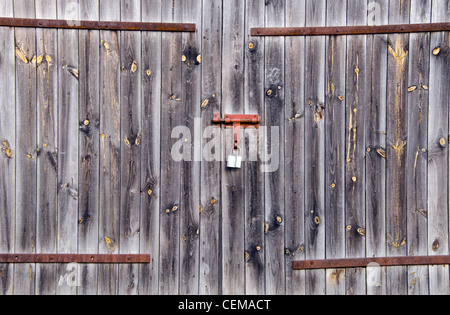 Alte hölzerne Bauernhof ländlichen Gebäude Türen mit Vorhängeschloss verriegelt. Hintergrund der alten Architektur. Stockfoto