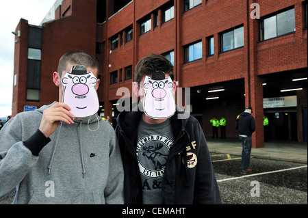 Celtic-Fans tragen Masken, "Hector" Steuer-Inspektor außerhalb Ibrox Stadion, Heimat der Glasgow Rangers Stockfoto