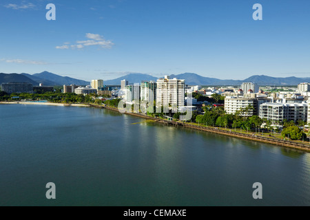 Blick entlang der Esplanade zum Stadtzentrum. Cairns, Queensland, Australien Stockfoto