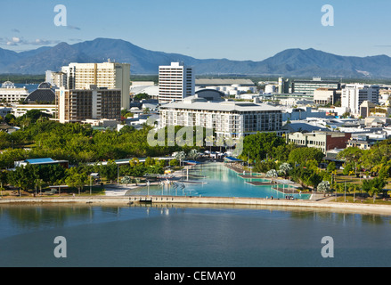 Luftaufnahme des Esplanade Lagoon und City-Skyline. Cairns, Queensland, Australien Stockfoto