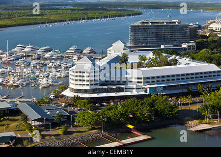 Luftbild von Marlin Marina und Shangri La Hotel at The Pier. Cairns, Queensland, Australien Stockfoto