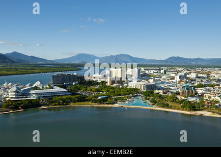 Luftaufnahme des Esplanade Lagune und dem Stadtzentrum entfernt. Cairns, Queensland, Australien Stockfoto