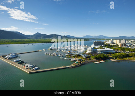 Luftaufnahme von Marlin Marina mit Trinity Inlet im Hintergrund. Cairns, Queensland, Australien Stockfoto