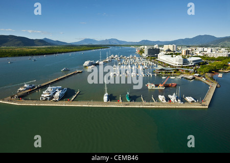 Luftaufnahme von Marlin Marina mit Trinity Inlet im Hintergrund. Cairns, Queensland, Australien Stockfoto