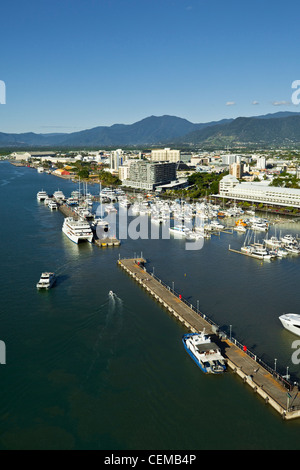 Luftaufnahme von Marlin Marina und Stadtzentrum entfernt. Cairns, Queensland, Australien Stockfoto