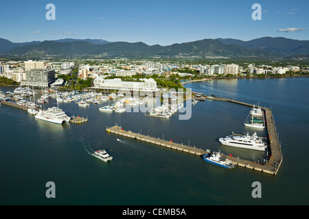 Luftaufnahme von Marlin Marina und Stadtzentrum entfernt. Cairns, Queensland, Australien Stockfoto