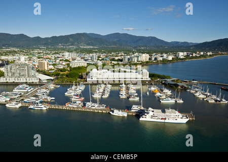 Luftaufnahme von Marlin Marina und Stadtzentrum entfernt. Cairns, Queensland, Australien Stockfoto