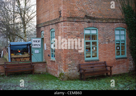 Gemeinschaft-Shop im 17. Jahrhundert Taubenschlag im malerischen englischen Dorf von Eardisland Herefordshire England UK Stockfoto