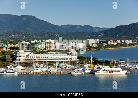 Luftaufnahme von Marlin Marina und Stadtzentrum entfernt. Cairns, Queensland, Australien Stockfoto