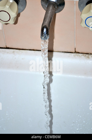 Fließendes Wasser in schmutzige Badewanne Stockfoto
