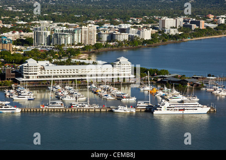 Luftaufnahme von Marlin Marina und Stadtzentrum entfernt. Cairns, Queensland, Australien Stockfoto