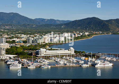 Luftaufnahme von Marlin Marina und Stadtzentrum entfernt. Cairns, Queensland, Australien Stockfoto