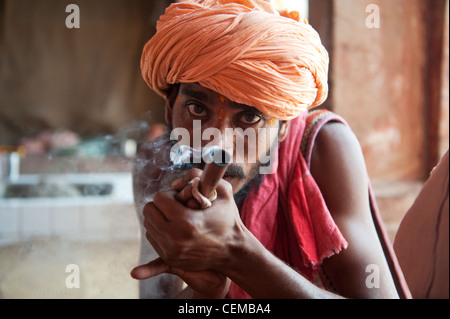 Porträt eines Sadhu Rauchen Shilum Stockfoto