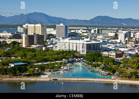 Luftaufnahme des Esplanade Lagoon und City-Skyline. Cairns, Queensland, Australien Stockfoto