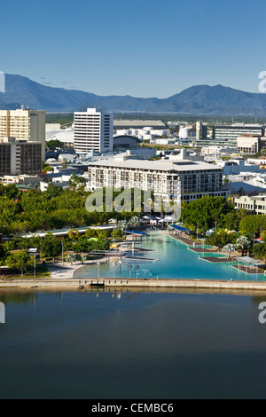 Luftaufnahme des Esplanade Lagoon und City-Skyline. Cairns, Queensland, Australien Stockfoto