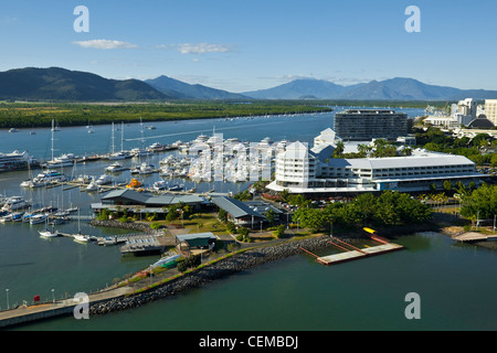 Luftbild von Marlin Marina und Shangri La Hotel at The Pier. Cairns, Queensland, Australien Stockfoto