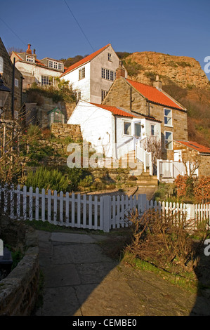 Traditionellen Steinhäusern mit roten pantiled Dächern gebaut auf den Klippen an der Runswick Bay, North Yorkshire, England, UK Stockfoto