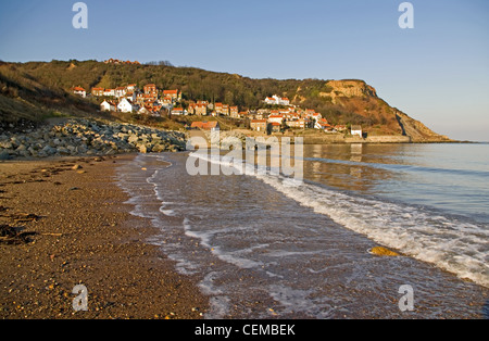 Der Küstenort Runswick Bucht gesehen vom Strand, North Yorkshire, England, UK Stockfoto