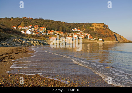 Der Küstenort Runswick Bucht gesehen vom Strand, North Yorkshire, England, UK Stockfoto