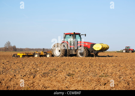 Zwei Case IH Traktoren und Feld Geräte beenden Bodenbearbeitung eines Feldes im späten Frühjahr für den Anbau von Baumwolle. Stockfoto