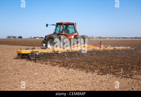 Ein Case IH Traktor und Feld implementieren bereiten Bett Boden in einem Feld im späten Frühjahr für den Anbau von Mais / Arkansas, USA. Stockfoto