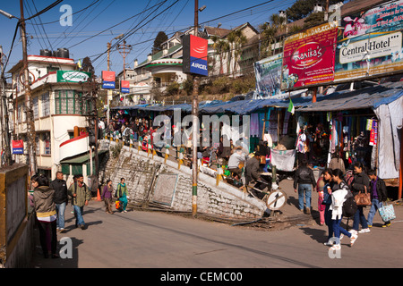 Indien, Westbengalen, Darjeeling, Markt Stände entlang Nehru Road, vorbei an Keventers der 1930er Jahre Art deco-restaurant Stockfoto