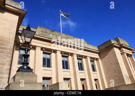 Die Hancock Museum Newcastle und der Flagge der Universität Newcastle fliegen über Nord-Ost-England Stockfoto