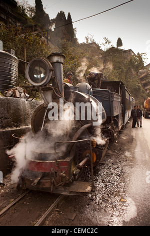 Indien, Westbengalen, Darjeeling Himalayan Mountain Railway Dampflok unter Wasser Stockfoto