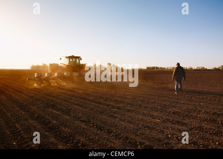 Landwirtschaft - ein John Deere Traktor und Monosem 24 Doppel-reihige Pflanzmaschine Pflanzen Getreide Mais in einem konventionell bebaute Feld / Arkansas Stockfoto