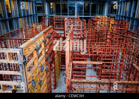 Skulptur im öffentlichen Raum von Franka Hörnschemeyer im Deutschen Bundestag, Paul-Loebe-Haus. Mit dem Titel BFD - Bündig Fluchtend Dichteinsatz Stockfoto